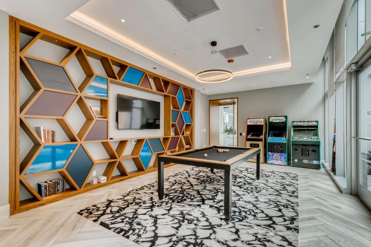 Sentral Michigan Avenue Aparthotel Chicago Bagian luar foto The game room at the 2018 Student Union