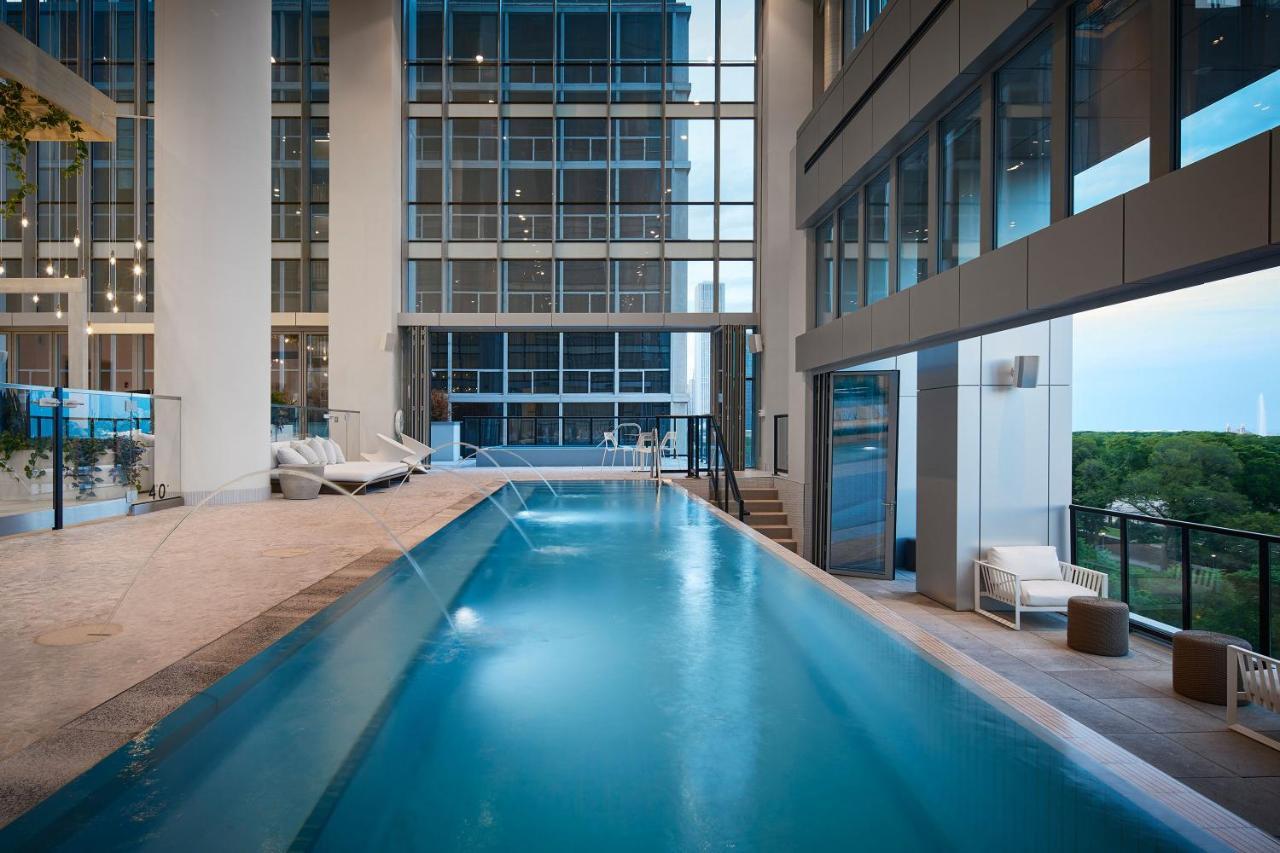 Sentral Michigan Avenue Aparthotel Chicago Bagian luar foto The pool at the Ritz-Carlton, Dallas