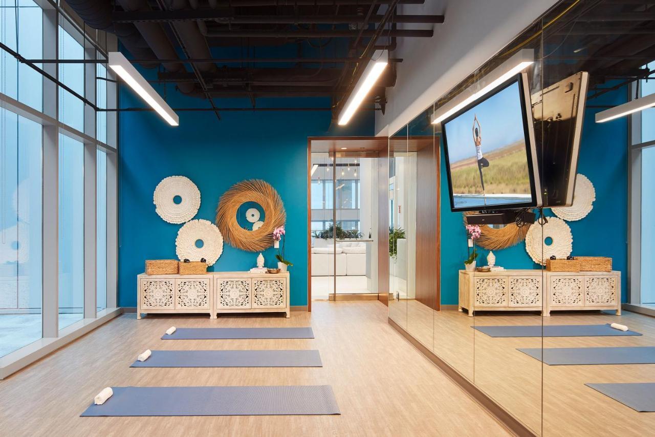 Sentral Michigan Avenue Aparthotel Chicago Bagian luar foto The yoga studio at the 1000M building