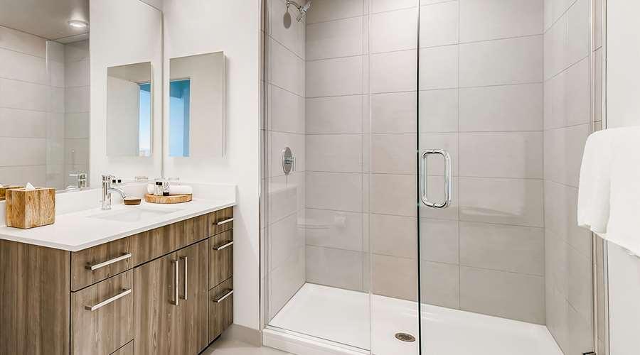 Sentral Michigan Avenue Aparthotel Chicago Bagian luar foto A shower with a glass door