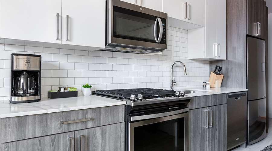 Sentral Michigan Avenue Aparthotel Chicago Bagian luar foto A kitchen with a microwave oven