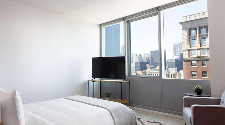 Sentral Michigan Avenue Aparthotel Chicago Ruang foto A bedroom at 100 East 14th Street