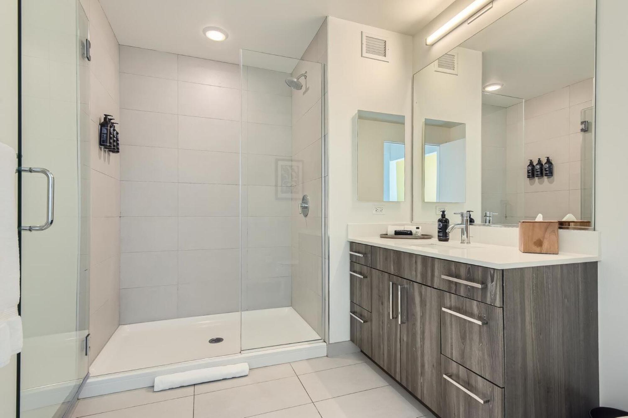 Sentral Michigan Avenue Aparthotel Chicago Bagian luar foto A walk-in shower