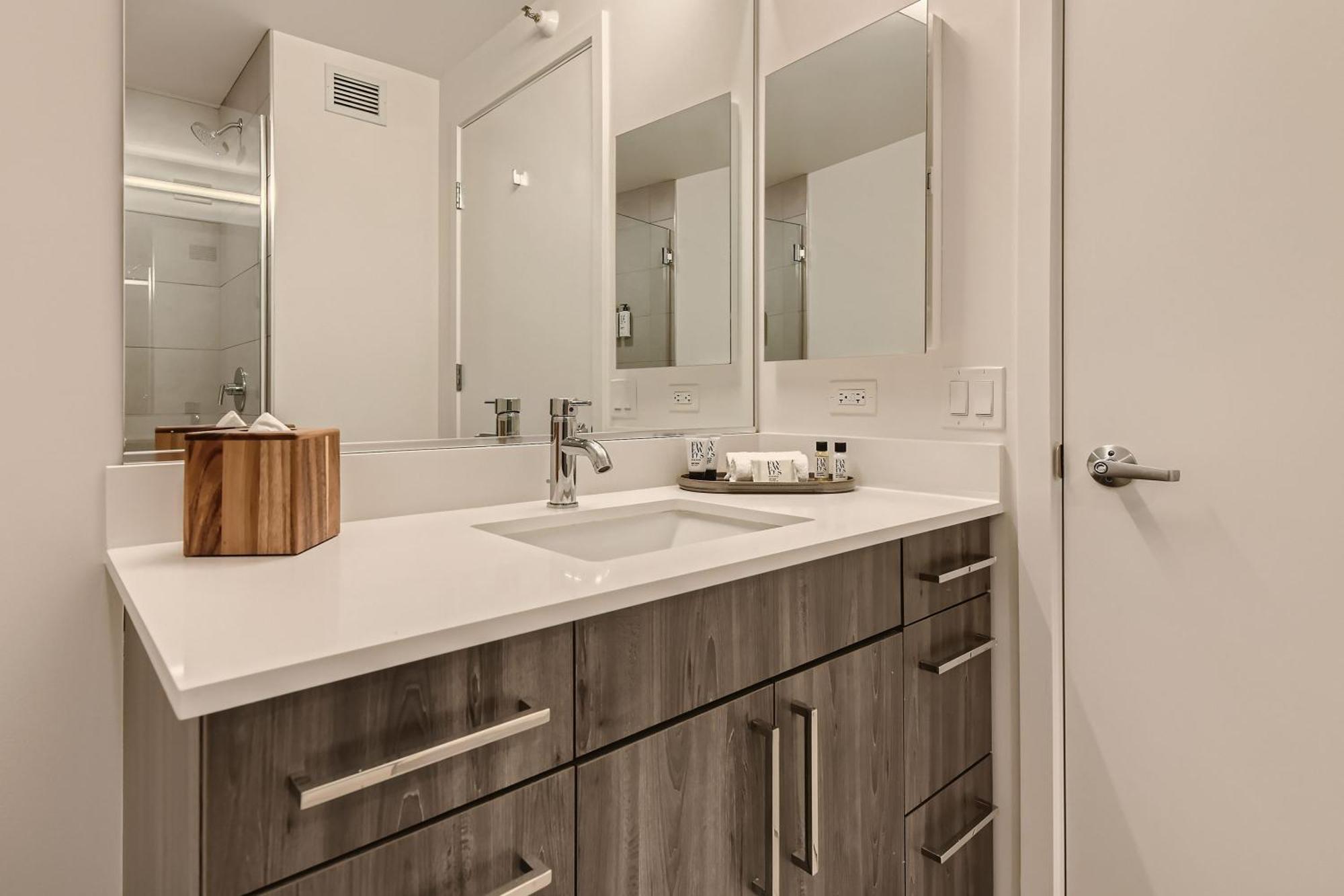 Sentral Michigan Avenue Aparthotel Chicago Ruang foto Bathroom
